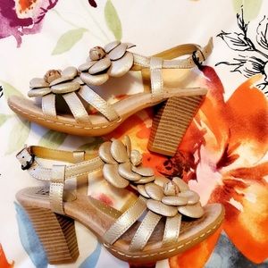 Born b.o.c. Leather floral sandal